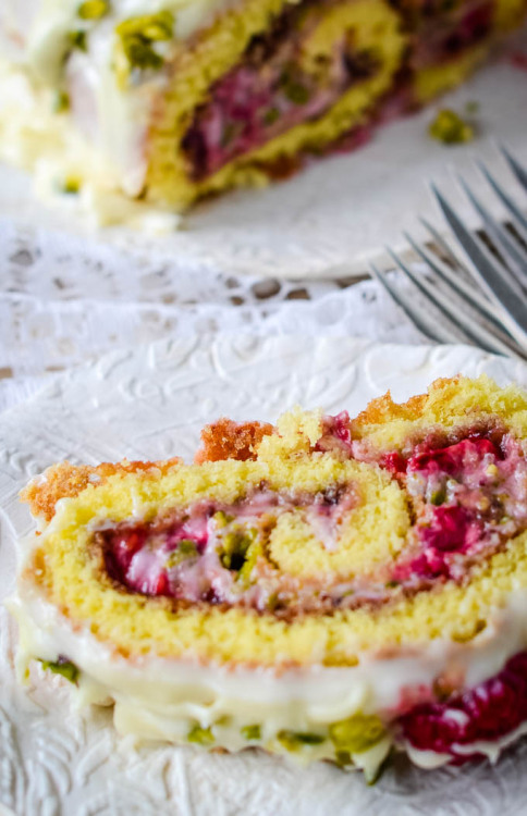 sweetoothgirl:  Raspberry and White Chocolate Roulade