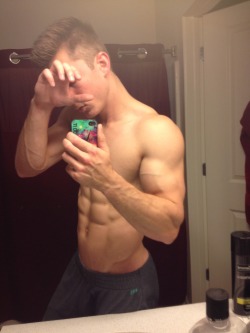 not-awh0re:  aang-banged:  kylehilde:  mirror selfie idk  Jfc   Fuck me omg