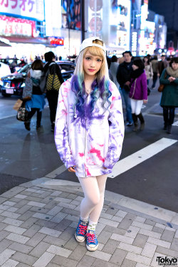 tokyo-fashion:  Egg Magazine model Ezaki Nanaho on the street in Harajuku w/ dip dye hair &amp; Nadia tie dye hoodie dress. 