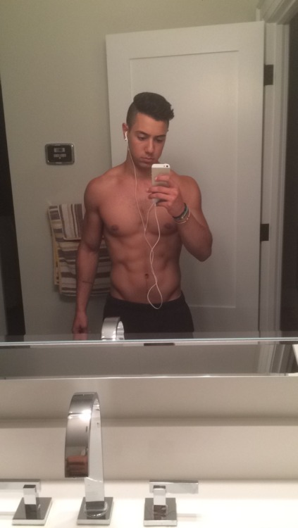 sabotagedselfie:  I miss being more tanned. Summer 2k18 goals: this lean but with a bit more size 💪🏼