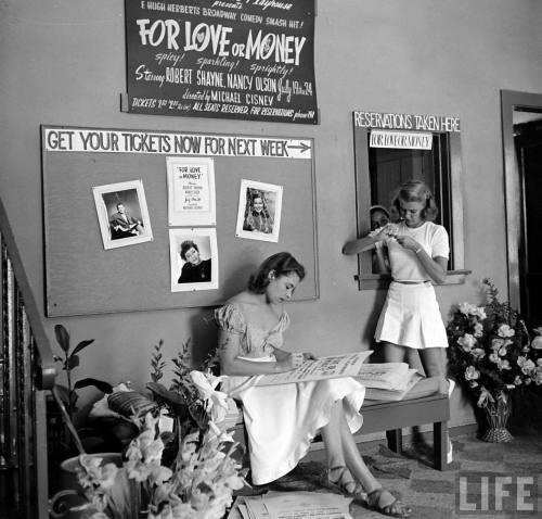 Spicy - Sparkling - Sprightly Summer theater(Alfred Eisenstaedt. 1949)