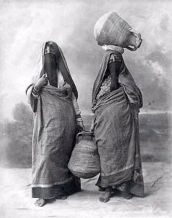 my-retro-vintage:Women carrying water  Egypt