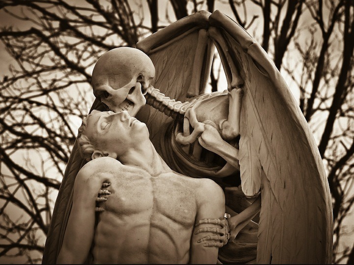 asylum-art:  The Kiss of Death  The sculpture “The Kiss of Death” (The Bes de