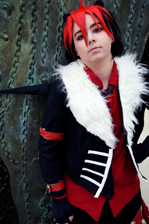 actualprotag:  emo furry life….i must break these chains these are from youmacon 2015, my crow from show by rock cosplay!  photos and edits by @agenderyuripetrov 