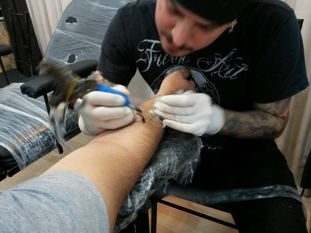 Y aquí, tatuando al bro, @ysaugusto #tattoo #tatuaje #tatu #tatoos #tatoo #tatto