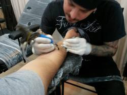 Y aquí, tatuando al bro, @ysaugusto #tattoo