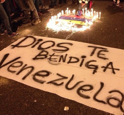 tedebounorgasmo:  Caracas: el miércoles 12 de febrero a Plaza Venezuela en apoyo a los estudiantes retenidos y para terminar con este gobierno de mierda. Agárrate Nicolás, te queda poco tiempo.