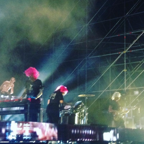I thought I had seen it all, but then I saw @bastilledan in a bright pink wig #bastilledan #bastille