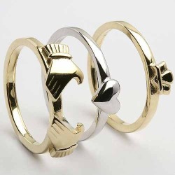 jeanrosewriter:  The Claddagh ring (Irish: