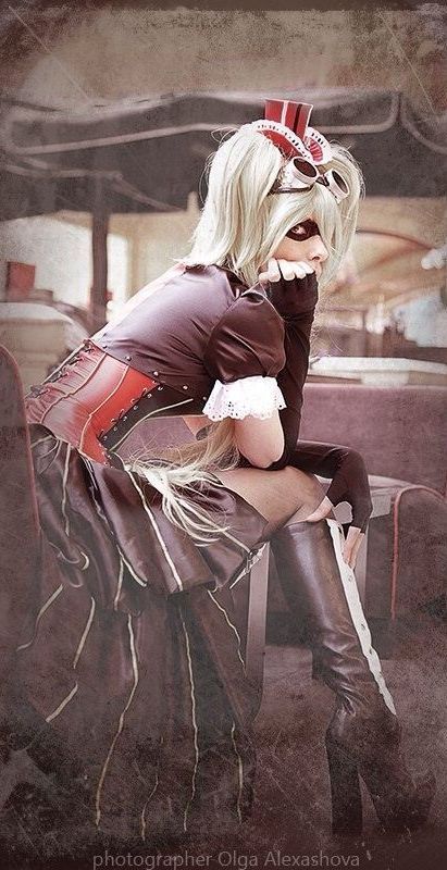 kamikame-cosplay:  Wow!! Original, nice and amazing victorian Harley Quinn by Olga