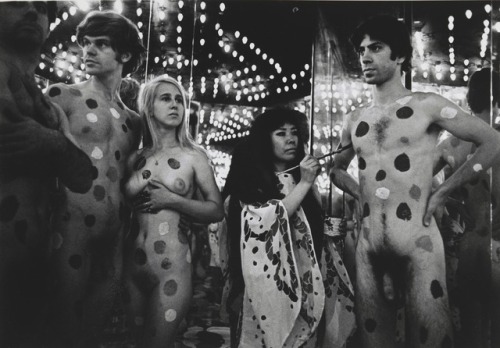 YAYOI KUSAMA. Yayoi Kusama with Harry Shunk and János Kender - Mirror Performance, New Y