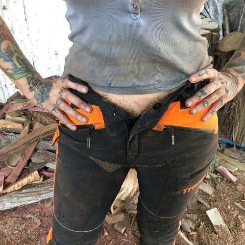 It was very nice of @reshofmann to give me a pair of her chainsaw pants… but I think it’s time I find a pair in my size. #safetyfirst #chainsawpants #kevlar #chainsawsculpture #chainsaw...