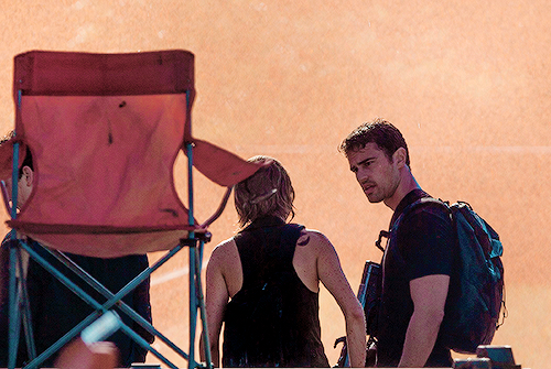 fuckyeahdamose: Shailene Woodley and Theo James on the set of “Allegiant Part 1″