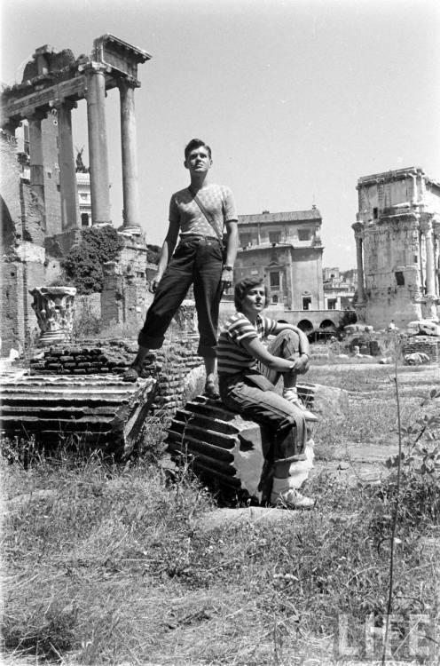 American tourists in Italy(Dmitri Kessel. 1948)