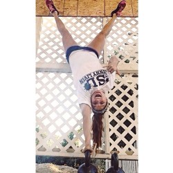 girlswhodocrossfit:  Repost from @laurenbenderrr #sunnylivinco #crossfit #crossfitgirls #handstandseverywhere #anotherhandstandpic #sorrynotsorry#stronggirls #strongisbeautiful  Core!