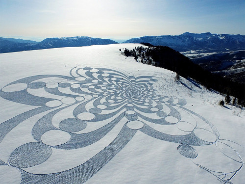 itscolossal:  See more: Expansive New Geometric Drawings Trampled in Snow and Sand by Simon Beck 