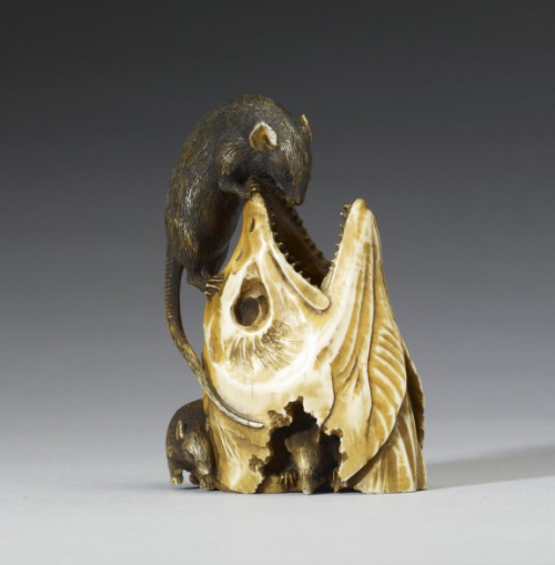 japaneseaesthetics: Three rats eating a fish head.  Netsuke: Miniature Sculpture of Japan. &nb