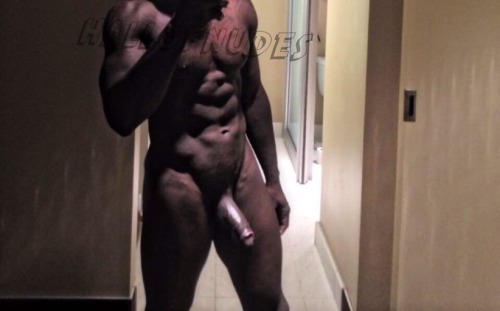 hallofnudes:  Who doesn’t love some dark chocolate