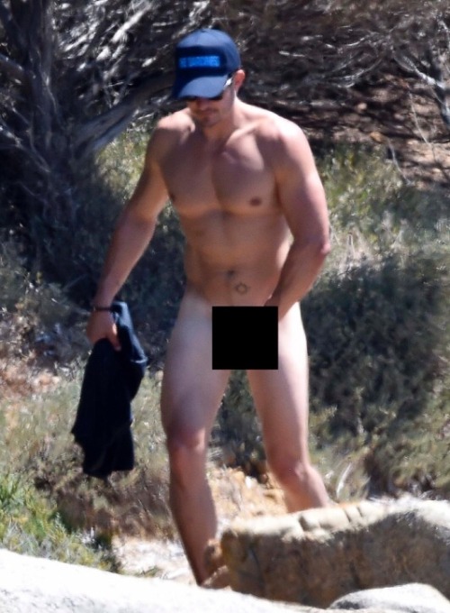 Porn photo fuckyoustevepena:  Orlando Bloom Strips Naked