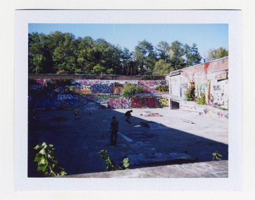 Wondering around my town with my Polaroid camera and found a skate park.Site : Site 