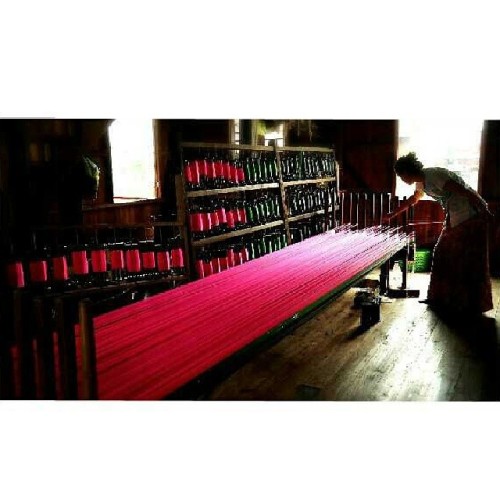 當傳统特色手工業， 漸漸變成一場表演。 #travel #myanmar #pink #weaving #Photography #milkfoto #Mood #inspiration