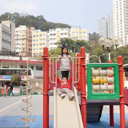 觀塘 • 和樂邨 ｜ Kwun Tong • Wo Lok Estate不華麗，沒花巧，空間簡樸卻寬廣實用。密度相對低的樓宇分佈，令陽光灑滿每個角落，邨內居民不用花費分毫就能享受得到溫暖與快樂。