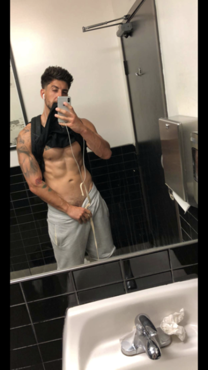 Jesse Wellens Nude and Naughty SelfiesSource: gay-male-celebs.com