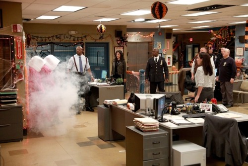Brooklyn Nine-Nine: &ldquo;HalloVeen&rdquo; episodic photos (1 of 2)