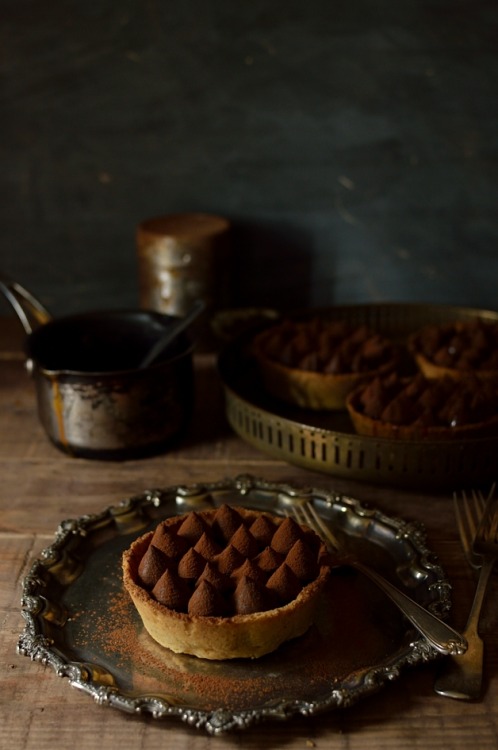 (via Chocolade, gezouten karamel en hazelnoottaartjes - Binnenlandse Gothess)