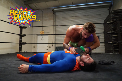 supermanbound: Herohunks.com: Ryan Zivens, Zach AltovitoSuperman (Zach Altovito) agrees to a “test o