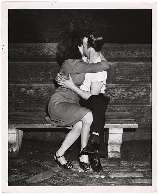 fuckyeahvintage-retro:Lovers embracing on bench in Central Park. NYC, 1944 © Arthur