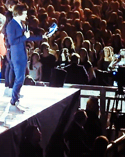 1dxrated:  zarryaremine:  x  Liam hit him in the balls at the O2 as well and he had to take a breather on the side. Poor thing, haha. WHY would you throw a SHOE at the stage though? 