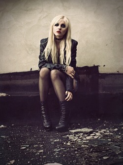 Mistaj503-3:  Taylor Momsen   Haha… My Bad… It’s A Taylor Momsen Lookalike…