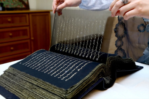 snorlaxnaps:mymodernmet:Artist Spends 3 Years Hand-Painting the Quran in Gold on 164 Feet of Black S