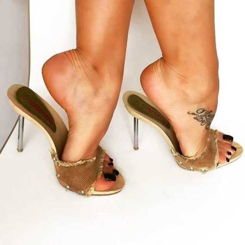 sexymulessales:Visit: Stilettomules.com  . Find sexy stiletto mules, slippers, sandals, stripper hee