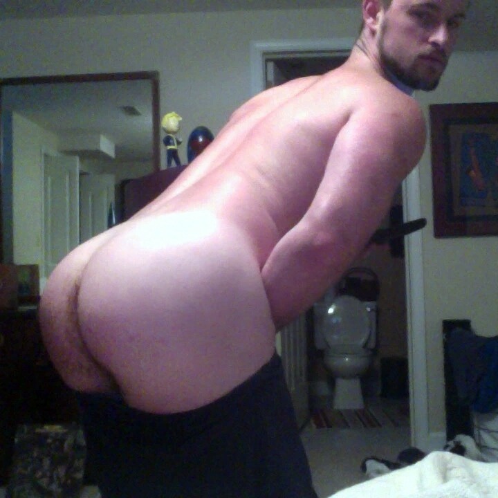 brainjock:  College bro got a big ol’ BUTT!  This sexy college senior is all about