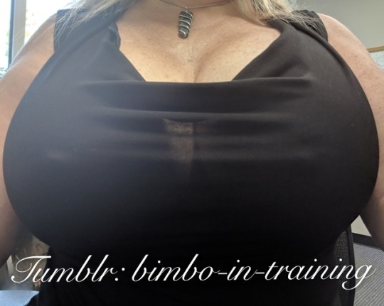 bimbo-in-training:  bimbo-in-training:  It’s Wednesday! Half way through the work week, again! 🐇 Opposite colors from yesterday. Hehe   A favorite 