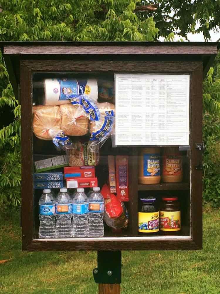 sixpenceee:The Little Free Pantry in Fayetteville, Arkansas gives the community a