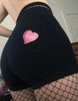 switchblde:  Shouts out to hot topic for selling something actually kinda cute 🍑💖 