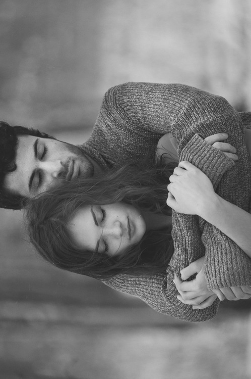 kissingeverysinglenight:  black &amp; white, couples blog 