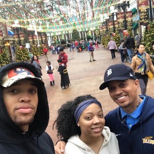 Six Flags with my Big Kids @fred___john and @ashlisade #Christmas2017 @kristylelove @kenyealove #2Wi