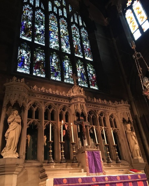 Lighting the #candles before the 9 am #mass #NYC #NewYorkCity #Episcopal #AngloCatholic #altar #stai