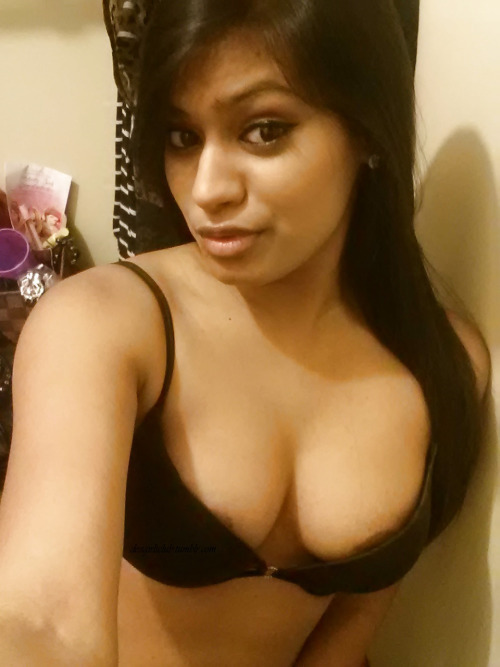 abeeraz-fanfiction:  gigolo4you:  Hot indian girl😘  Beauty