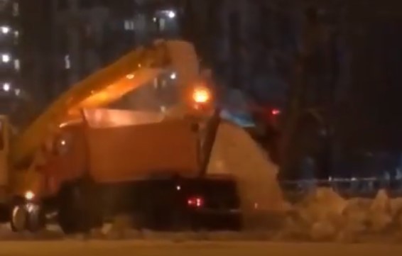 Если вас спросят, почему Петербург не убран от снега – покажите это видео