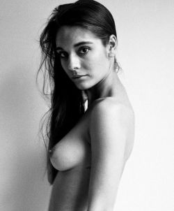 Celebritiesuncensored:  Caitlin Stasey “Reign” Topless