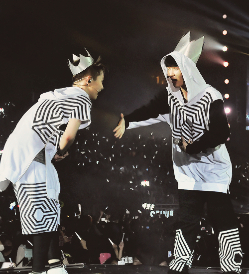 yixinqs:   A Fangirl’s guide on ‘How to lure Oppa into a hug’ - By Zhang Yixing