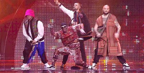 sashosasho:Ukraine’s iconic dance routine by Kylym (Carpet) Man – Eurovision 2022