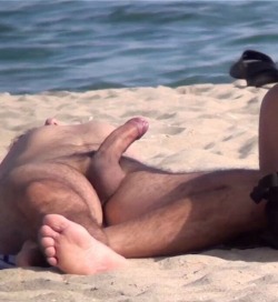 gotoanudebeach:  Go to a nude beach - and have nice day dreams!