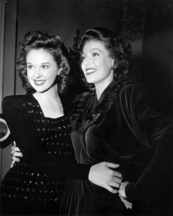 wehadfacesthen: Susan Hayward and Loretta Young, c.1946 https://painted-face.com/