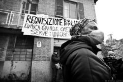 limaotto:    Esattamente 64 anni fa, l'allora sindaco di Firenze Giorgio La Pira (democristiano), emetteva un'ordinanza di requisizione degli stabili sfitti per far fronte all'emergenza abitativa.Questa è una fotografia che ho scattato durante la prima